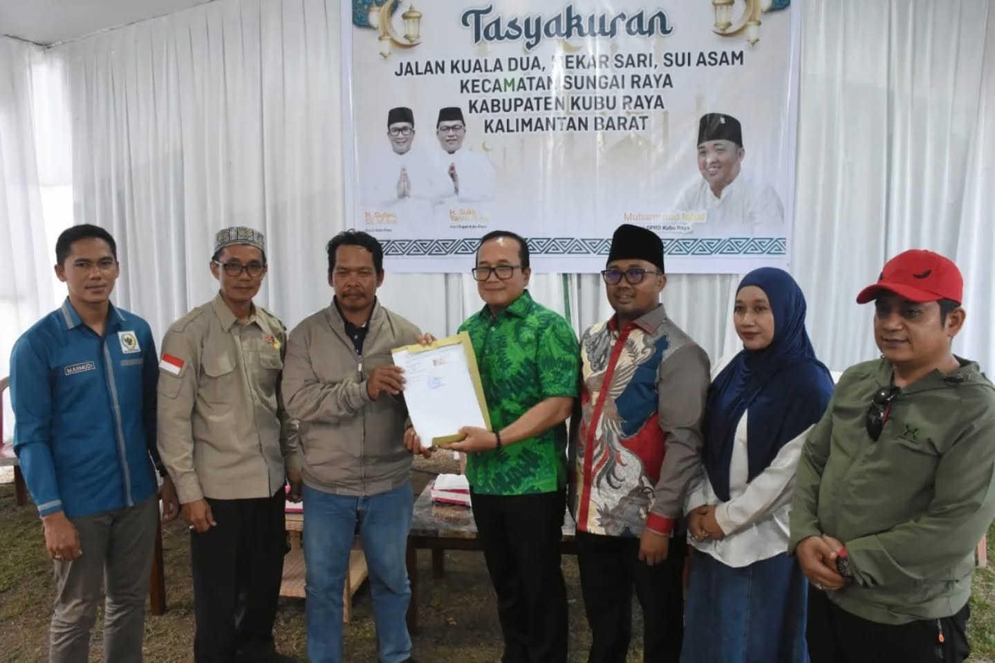 SYUKURAN: Bupati Kubu Raya Sujiwo menghadiri syukuran selesainya sebagian perbaikan jalan poros ekonomi Kuala Dua&ndash;Mekar Sari&ndash;Sungai Asam di Kecamatan Sungai Raya, Sabtu (17/1?//