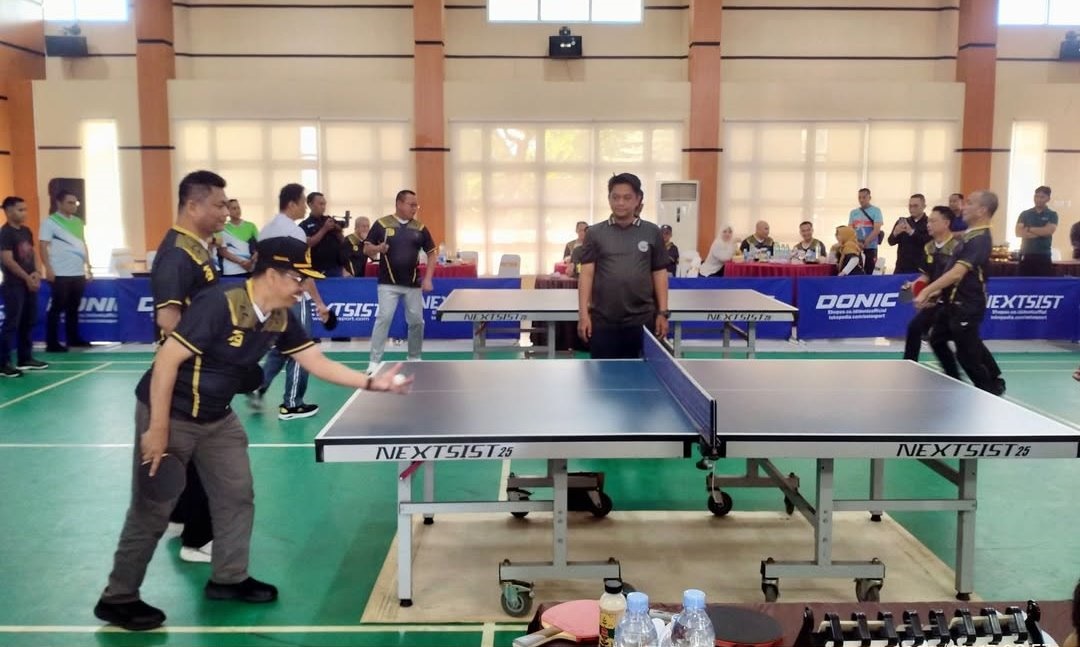 EKSHIBISI: Sekda Ismail saat mengikuti pertandingan tenis meja ekshibisi pimpinan di Aula Kantor BPK RI Kalbar.
