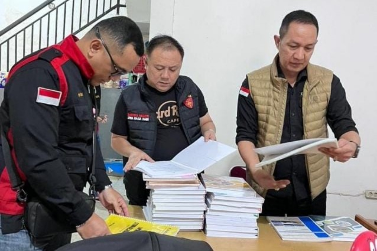 Tim penyidik Kejati Kalbar menggeledah sejumlah lokasi kantor PT Dinamika Sejahtera Mandiri (PT DSM) Site Desa Teraju, Kecamatan Toba, Kabupaten Sanggau, Senin (19/1).