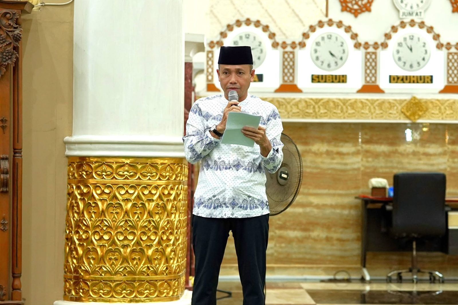 SAMBUTAN: Sekda Ketapang, Repalianto, menyampaikan sambutan pada peringatan Isra Mikraj di Masjid Agung Al-Ikhlas Ketapang, Minggu (18/1).