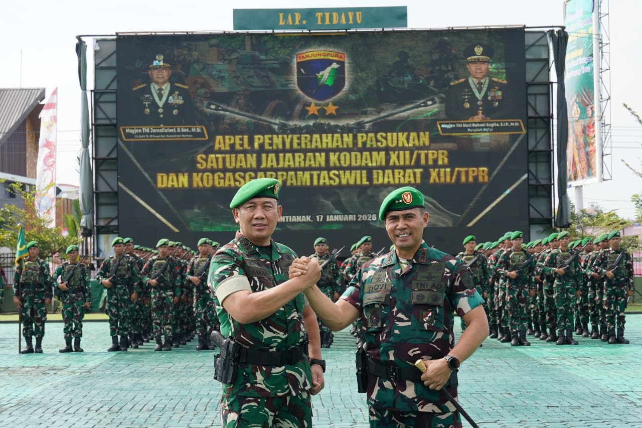 SERAH TERIMA: Tongkat komando Kodam XII Tanjungpura resmi berpindah dari Mayjen TNI Jamallulael kepada Mayjen TNI Novi Rubadi Sugito dalam upacara serah terima pasukan di Lapangan Tidayu, Makodam XII