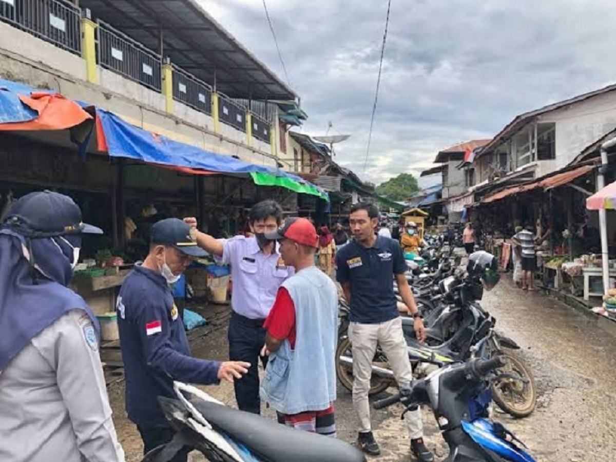 PARKIR: Lokasi parkir di Pasar Pagi Putussibau yang dikeluhkan masyarakat karena juru parkirnya tidak menggunakan atribut parkir dan memberikan karcis.