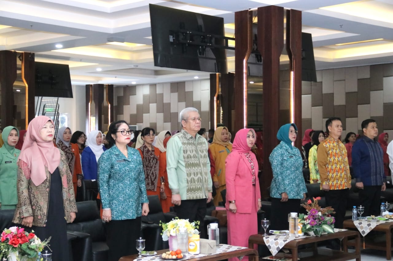HARI IBU: Sekda Kalbar, Harisson, saat mewakili Gubernur Kalbar pada Peringatan Hari Ibu Nasional ke-97 di Aula Garuda, Jumat (16/1).