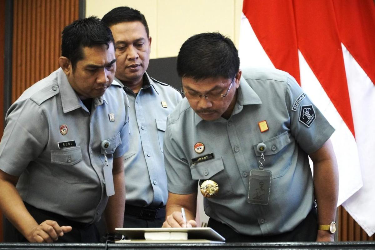 Kakanwil Kemenkum Kalbar Konny Pesta Simamora menandatangani Komitmen Bersama Pembangunan Zona Integritas (ZI), Perjanjian Kinerja, serta Pakta Integritas Tahun 2026 pada Senin (19/1).