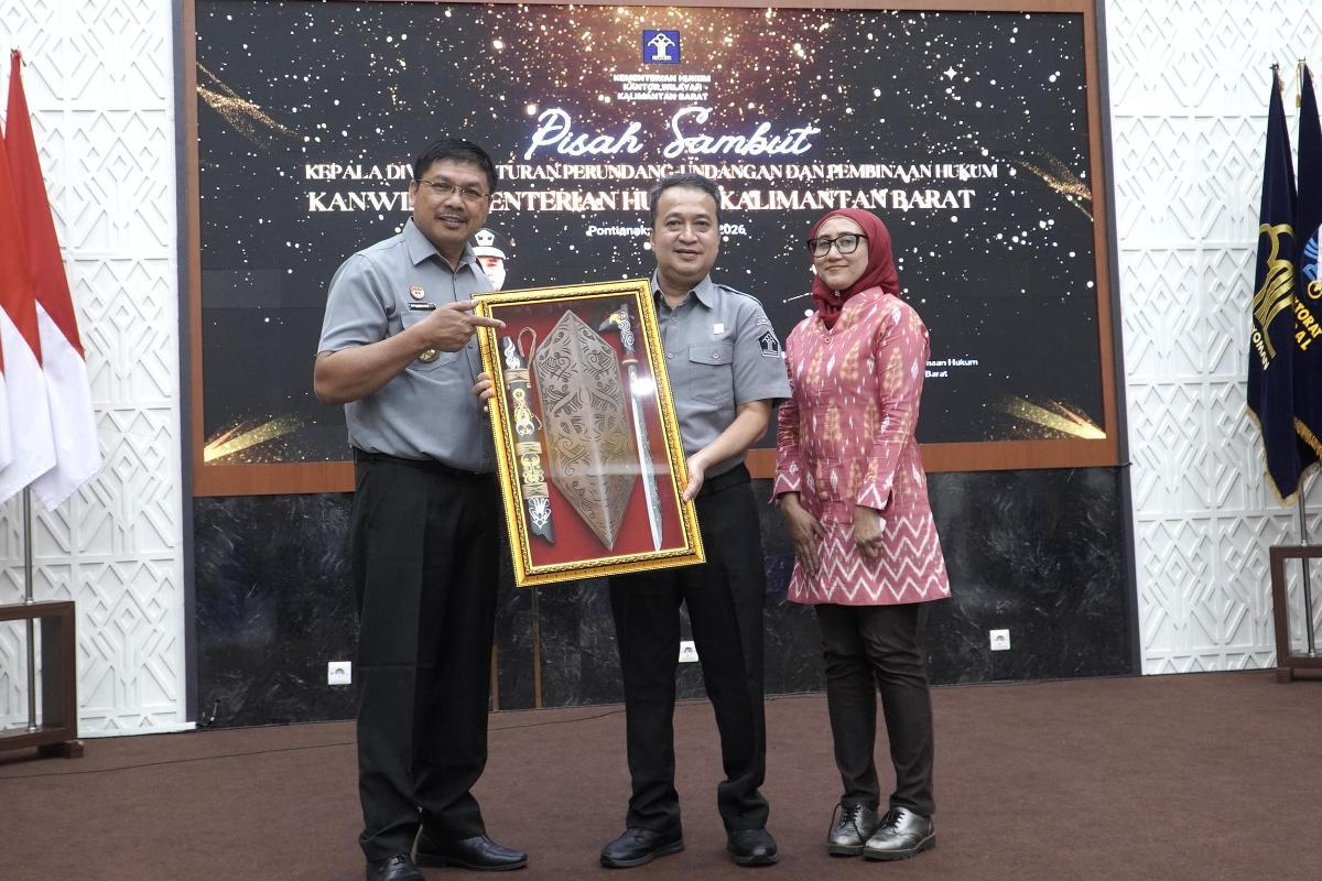 Pisah sambut Kepala Divisi Peraturan Perundang-undangan Kanwil Kemenkum Kalbar dari Zuliyansyah kepada Lanang Dwi Kurniawan pada Senin (19/1).
