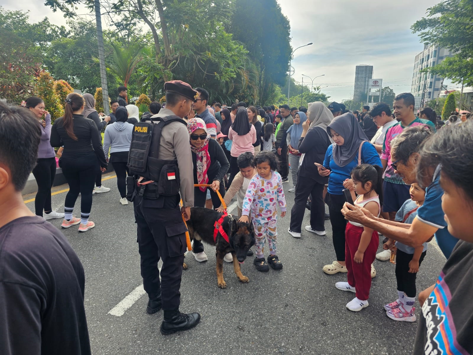 PATROLI: Anggota Unit K9 Polda Kalbar bersama anjing pelacak berpatroli saat Car Free Day di Pontianak, Minggu (18/1).