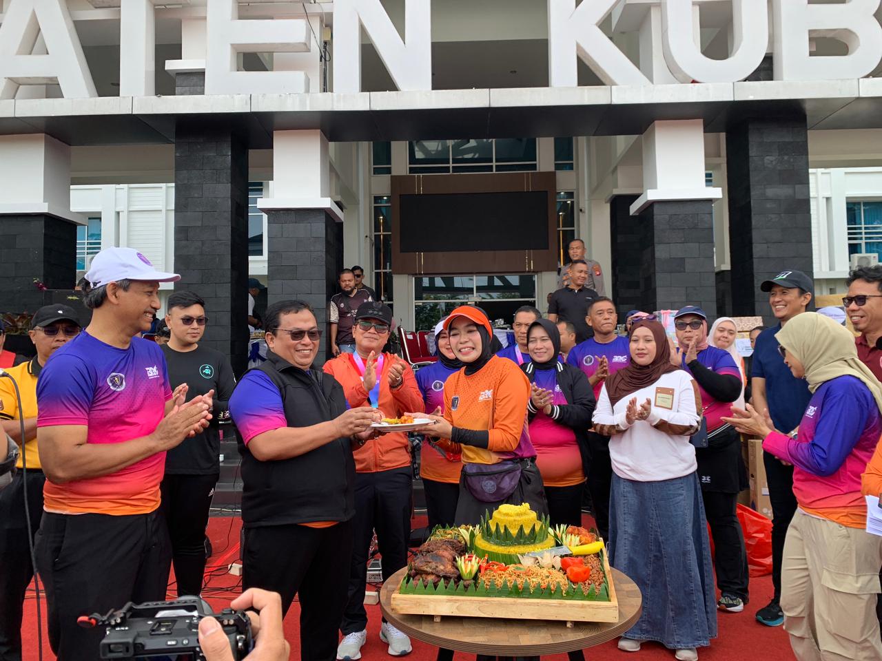 Perayaan Pontianak Gigi Run ditandai pemotongan tumpeng bersama PDGI, mitra, dan peserta