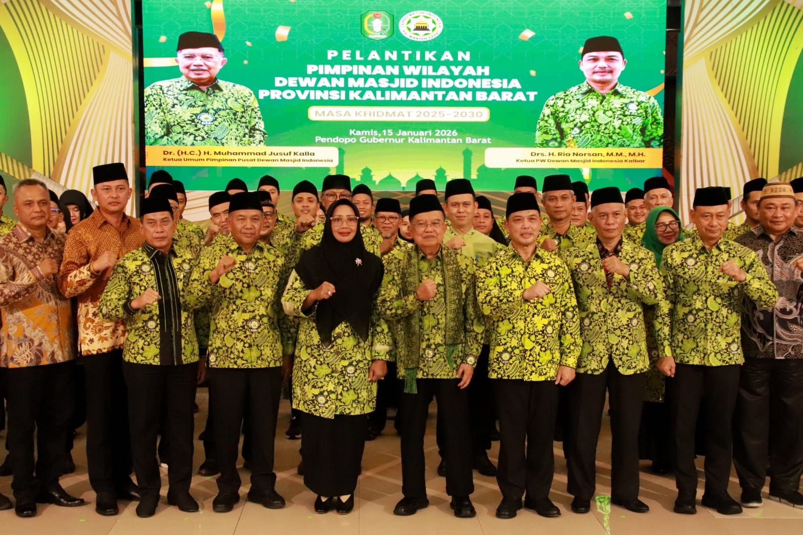 DIABADIKAN: Bupati Erlina (baris depan kerudung hitam) bersama pengurus PW DMI Kalbar berfoto bersama Ketua DMI Pusat, M. Jusuf Kalla.