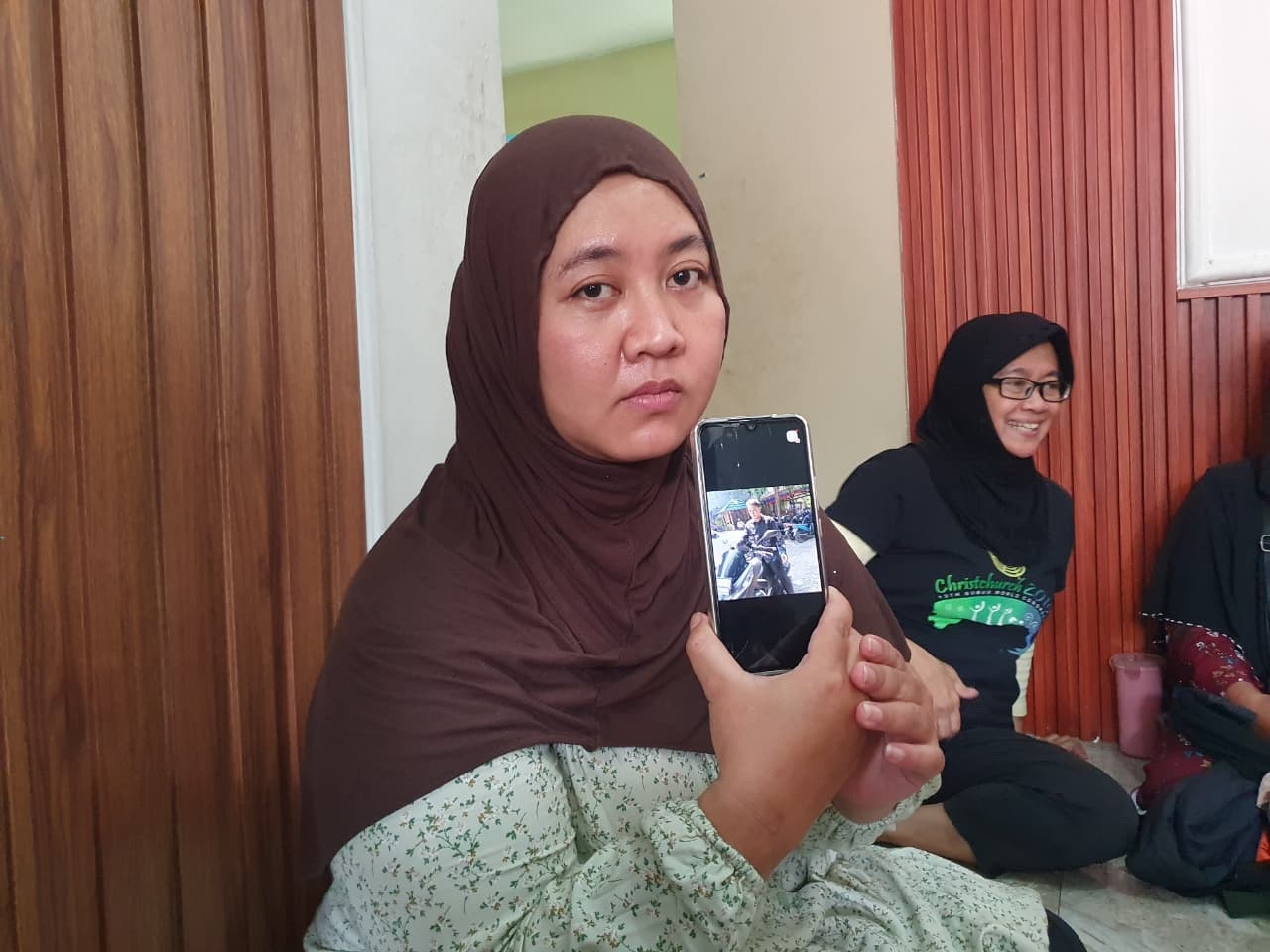 MENUNGGU KABAR: Sinta Jayanti menunjukkan foto suaminya, Dwi Murdiono, yang menjadi korban jatuhnya pesawat ATR di Sulawesi Selatan.