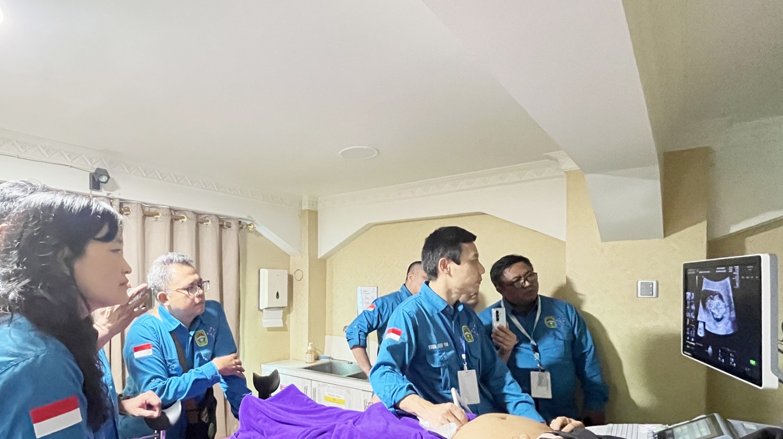 Dr Voon Hian Yan memberikan hands-on terkait pengetahuan terbaru ultrasound.