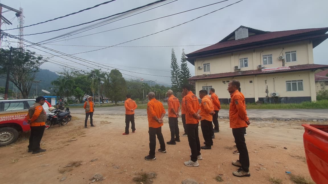 BPBD: Badan Penanggulangan Bencana Daerah (BPBD) Kabupaten Kayong Utara saat menggelar apel di halaman kantornya.