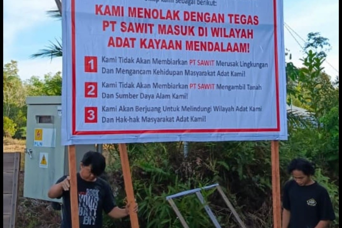 Pemasangan plang penolakan terhadap masuknya PT KAP oleh masyarakat Adat Kayaan Mendalam Kapuas Hulu.