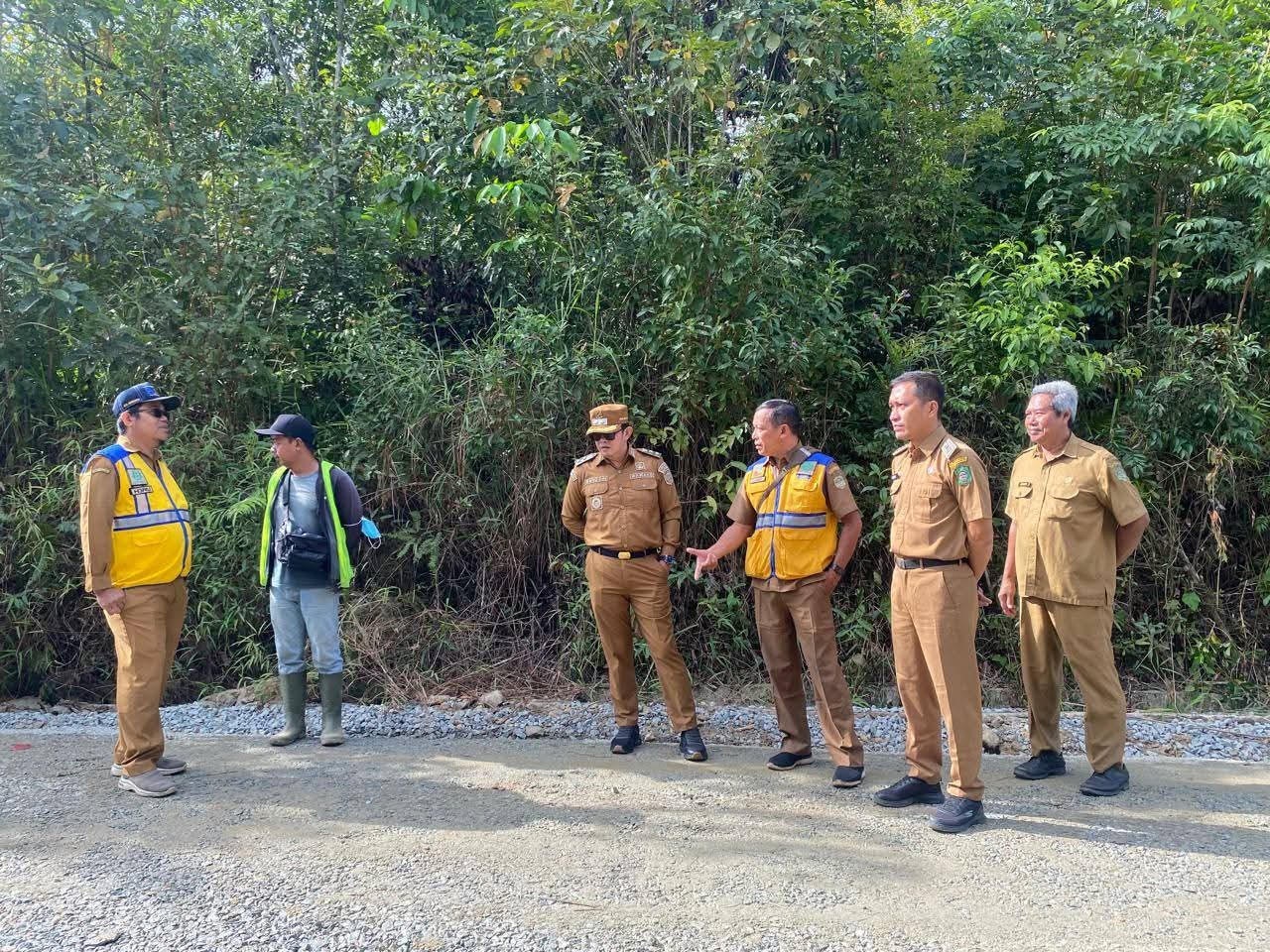 INSPEKSI: Wakil Wali Kota Singkawang, Muhammadin saat meninjau progress pembangunan Jalan Gambir di Kelurahan Mayasopa, Kecamatan Singkawang Timur, Senin (19/1).