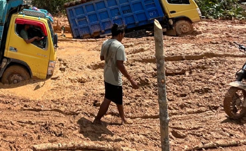 RUSAK: Salah satur rusa jalan provinsi di Ketapang yang rusak parah.
