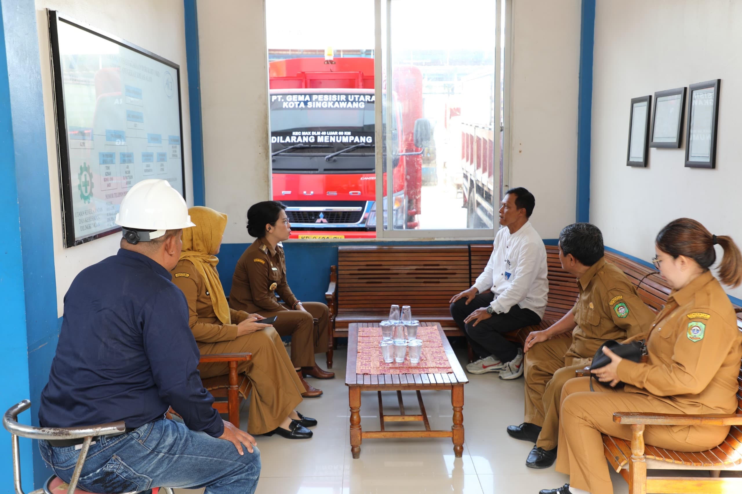 TINJAU SPBE: Wali Kota Singkawang, Tjhai Chui Mie saat melakukan peninjauan LPG 3 Kg di SPBE Jalan Padat Karya 2, Kelurahan Sei Wie, Kecamatan Singkawang Tengah.