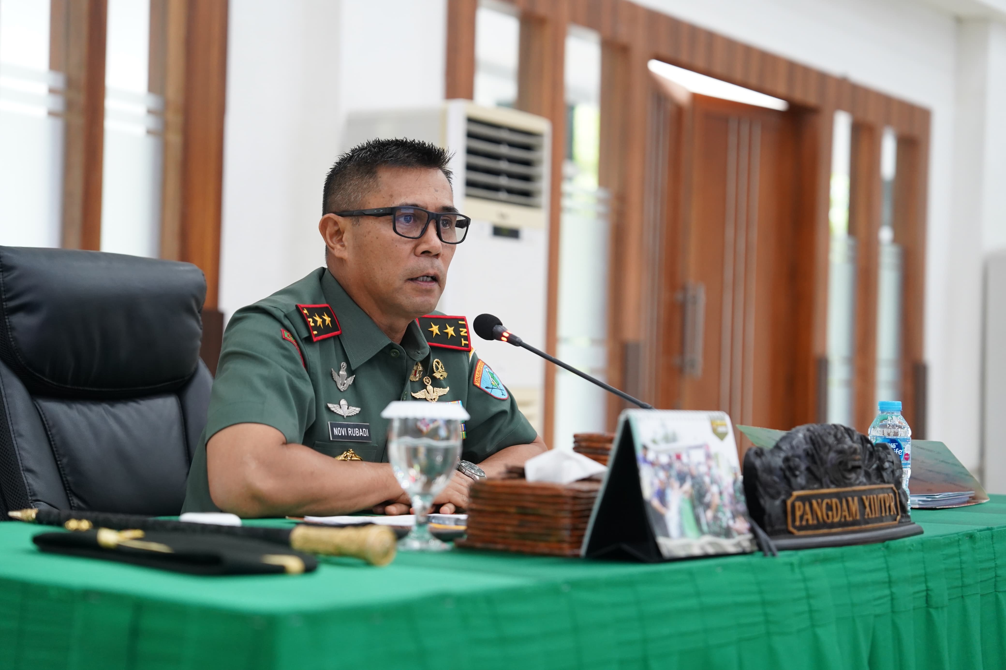 PENGARAHAN: Pangdam XII/Tanjungpura Mayjen TNI Novi Rubadi Sugito memberikan pengarahan perdana kepada jajaran pimpinan satuan Kodam XII/Tpr di Aula Sudirman Makodam XII/Tpr, Senin (19/1).