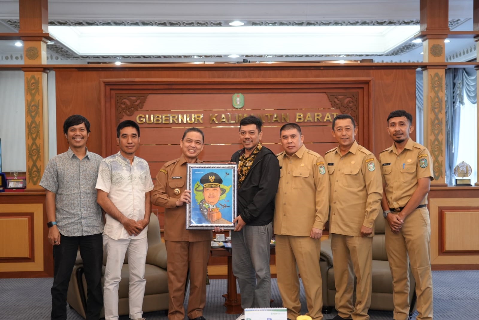 CENDERA MATA: Gubernur Kalbar Ria Norsan menerima cendera mata berupa lukisan saat kunjungan redaksi dan manajemen Pontianak Post, kemarin.