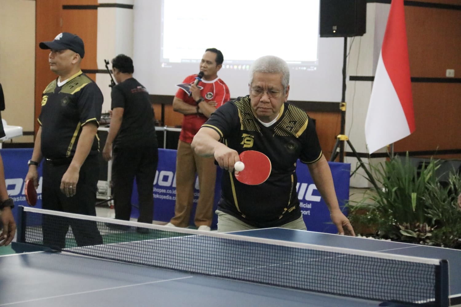 BERTANDING: Sekda Kalbar, Harisson saat bertandiing tenis meja dalam peringatan HUT ke-79 BPK RI.