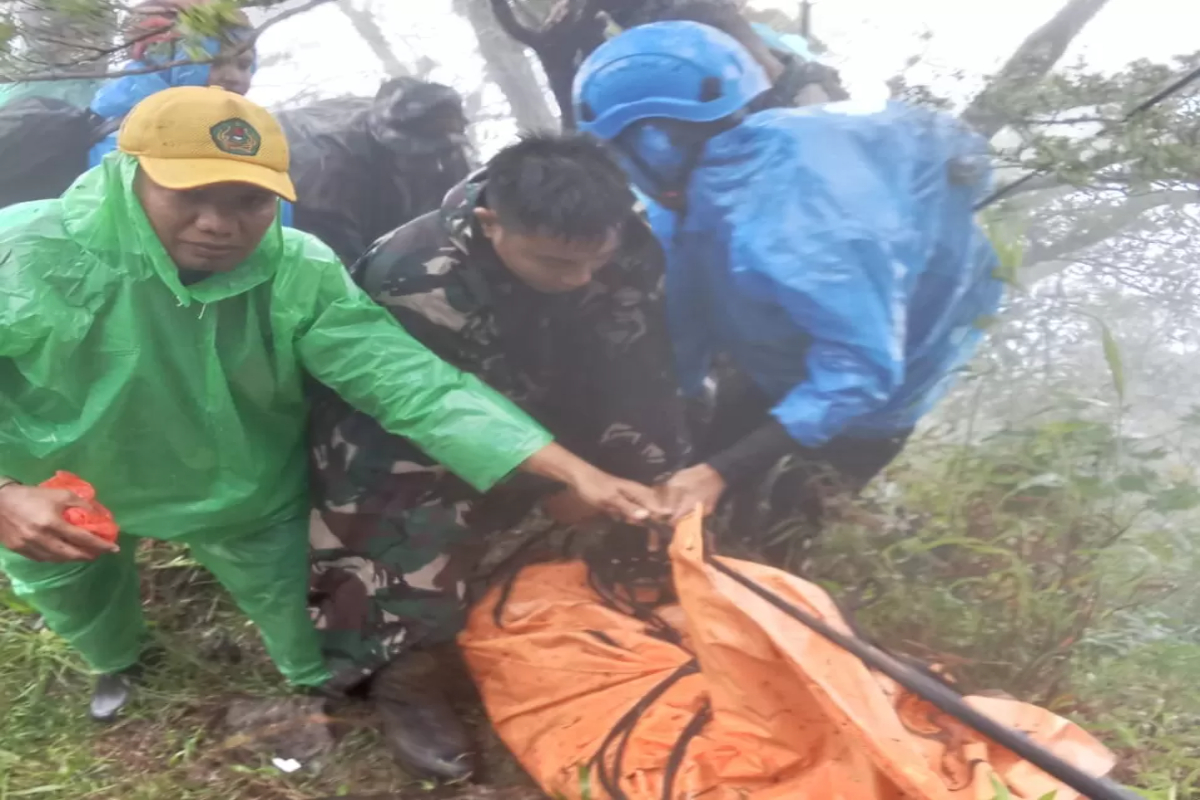 Proses evakuasi jenazah korban kecelakaan Pesawat ATR 42-500 di Pangkep, Sulsel, melalui jalur darat.