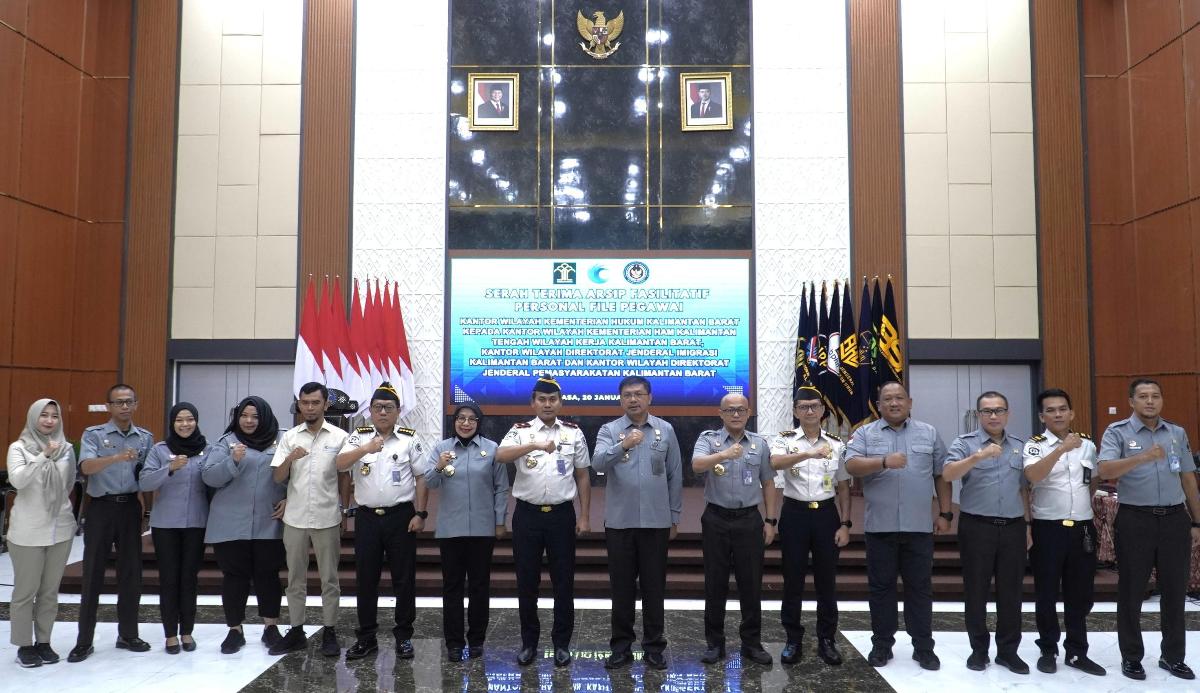 Kanwil Kemenkum Kalbar menggelar serah terima berkas fisik personal pegawai pada Selasa (20/1).