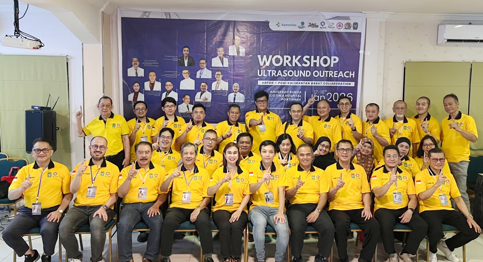 Pengurus Pusat POGI, Ketua Komite Ultrasound AOFOG, dan Pengurus POGI Cabang Kalbar foto bersama peserta Workshop Ultrasound Outreach kerjasama POGI Kalbar dan AOFOG di RS Anugerah Bunda Khatulistiwa