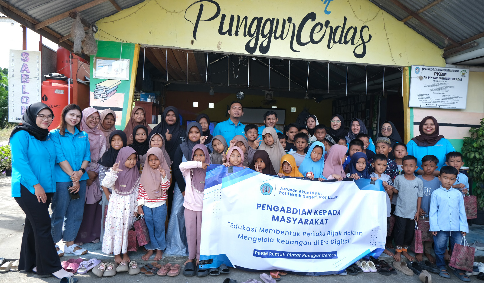 Tim dosen dari Jurusan Akuntansi Politeknik Negeri Pontianak bersama Pengurus PKBM Rumah Pintar Punggur Cerdas foto bersama dengan anak anak PKBM pada kegiatan pengabdian kepada masyarakat, (18/1).