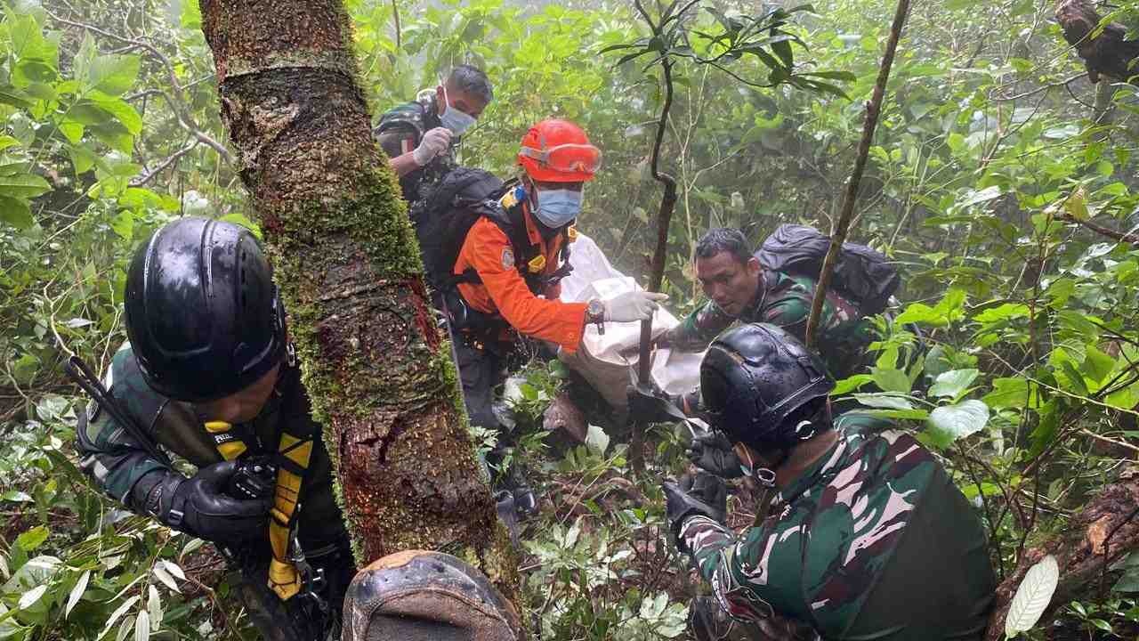 BAWA JENAZAH: Tim Gabungan Basarnas dan TNI melakukan evakuasi terhadap korban kecelakaan pesawat ATR 42-500 di medan berat kawasan Camba, Kabupaten Maros, Sulawesi Selatan, Selasa (20/1).