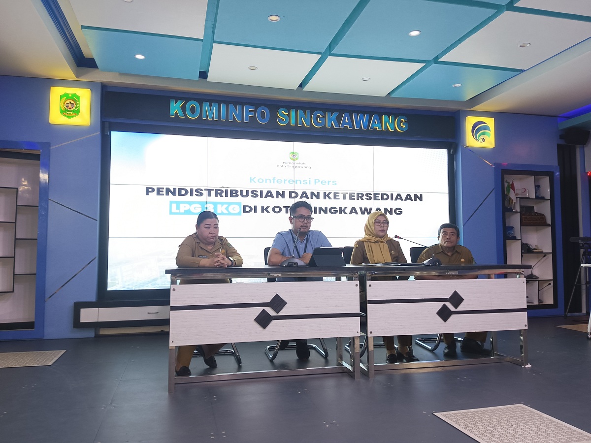 JUMPA PERS: Pihak Pertamina dan Pemkot Singkawang memberikan keterangan terkait distribusi dan ketersediaan elpiji 3 kg di wilayah Kota Singkawang, Selasa (20/1).