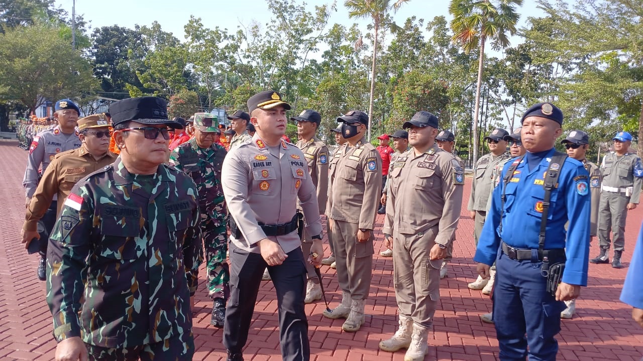 CEK PERSONEL: Pengecekan kesiapan personel dilakukan Bupati Kubu Raya Sujiwo bersama unsur Forkopimda saat Apel Kesiapsiagaan Karhutla di halaman Kantor Bupati Kubu Raya, Selasa (20/1).