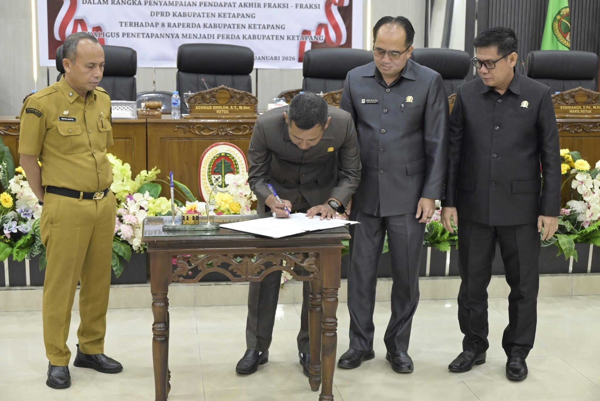 SAHKAN : Ketua DPRD Ketapang, Achmad Sholeh, menandatangani persetujuan delapan Perda, Senin (19/1).