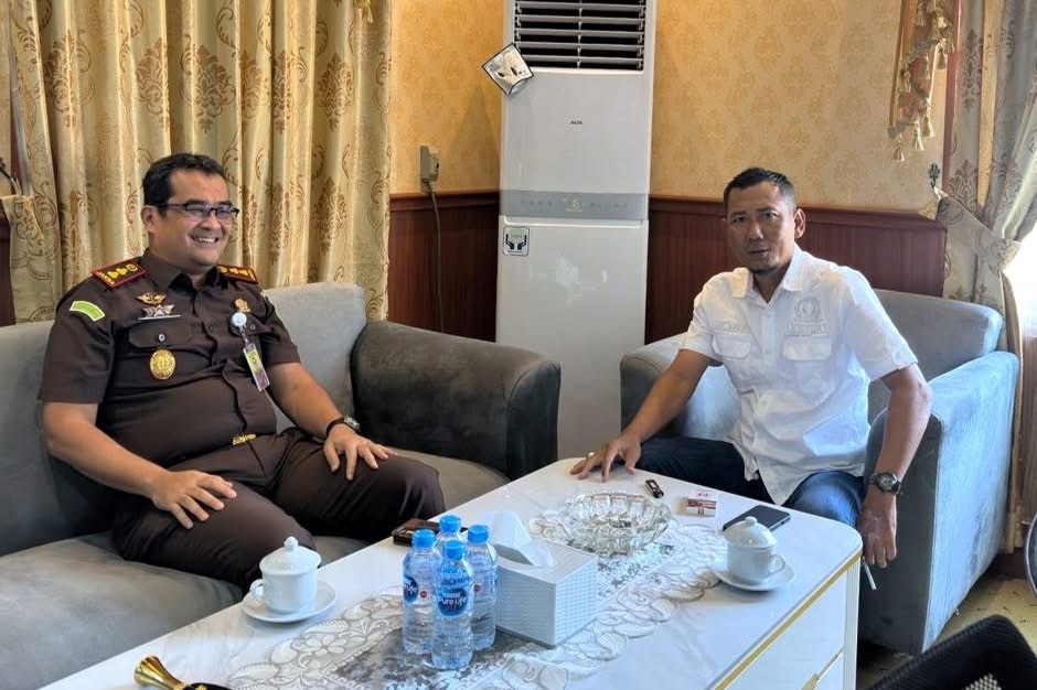 SILATURAHMI : Kajari Ketapang, Ricky Febriandi, bersilaturahmi dan disambut langsung oleh Ketua DPRD Ketapang, Achmad Sholeh, Selasa (20/1).