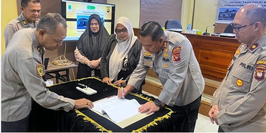 PERUMAHAN : Kapolres Kapuas Hulu dengan PT Istana Kabanindo, melakukan penandatanganan Nota Kesepahaman (MoU), sebagai bentuk kerja sama resmi, dalam mendukung program perumahan bagi personel Polres K