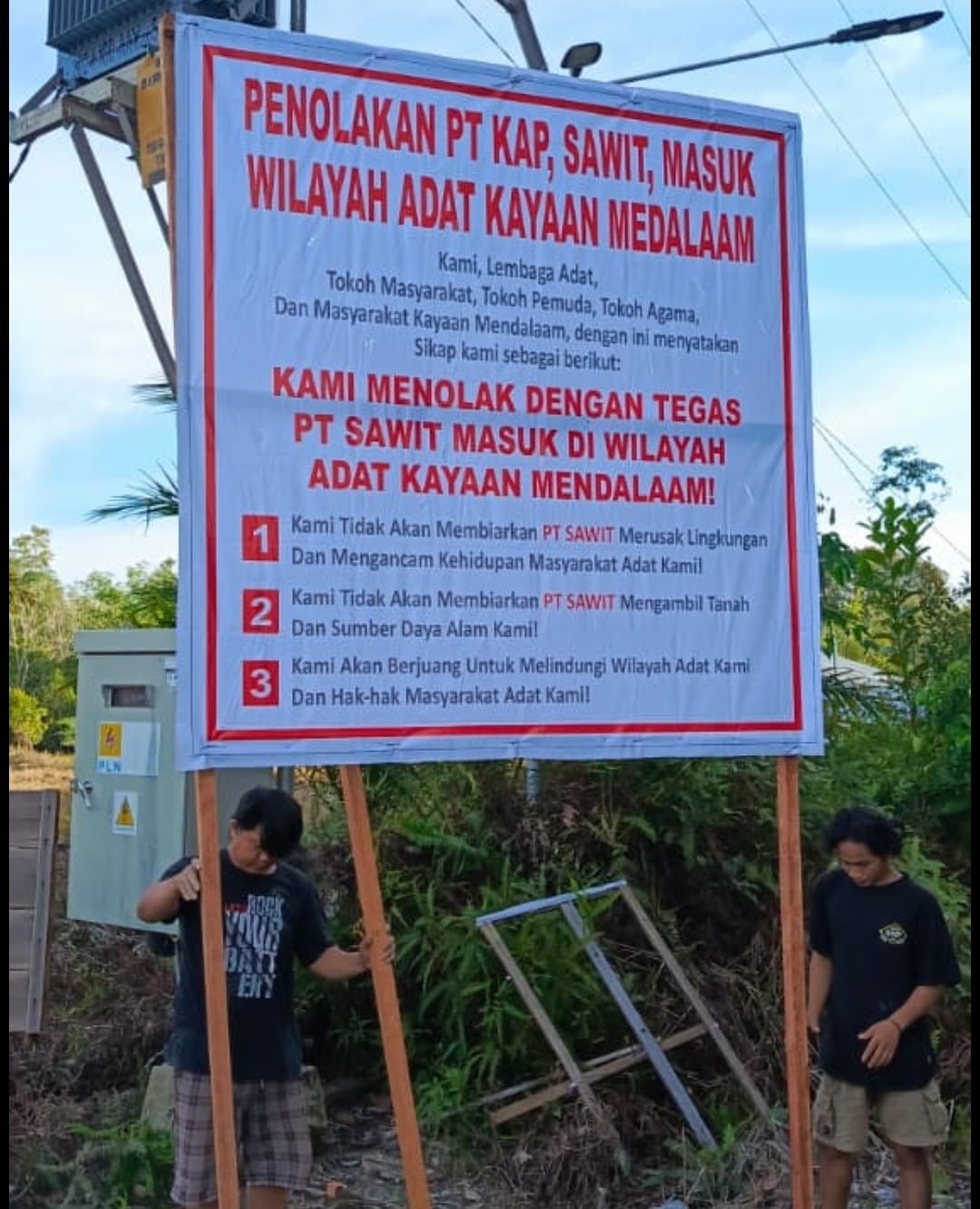 PENOLAKAN : Pemasangan plang penolakan terhadap masuknya PT KAP oleh masyarakat Adat Kayaan Mendalam Kapuas Hulu.