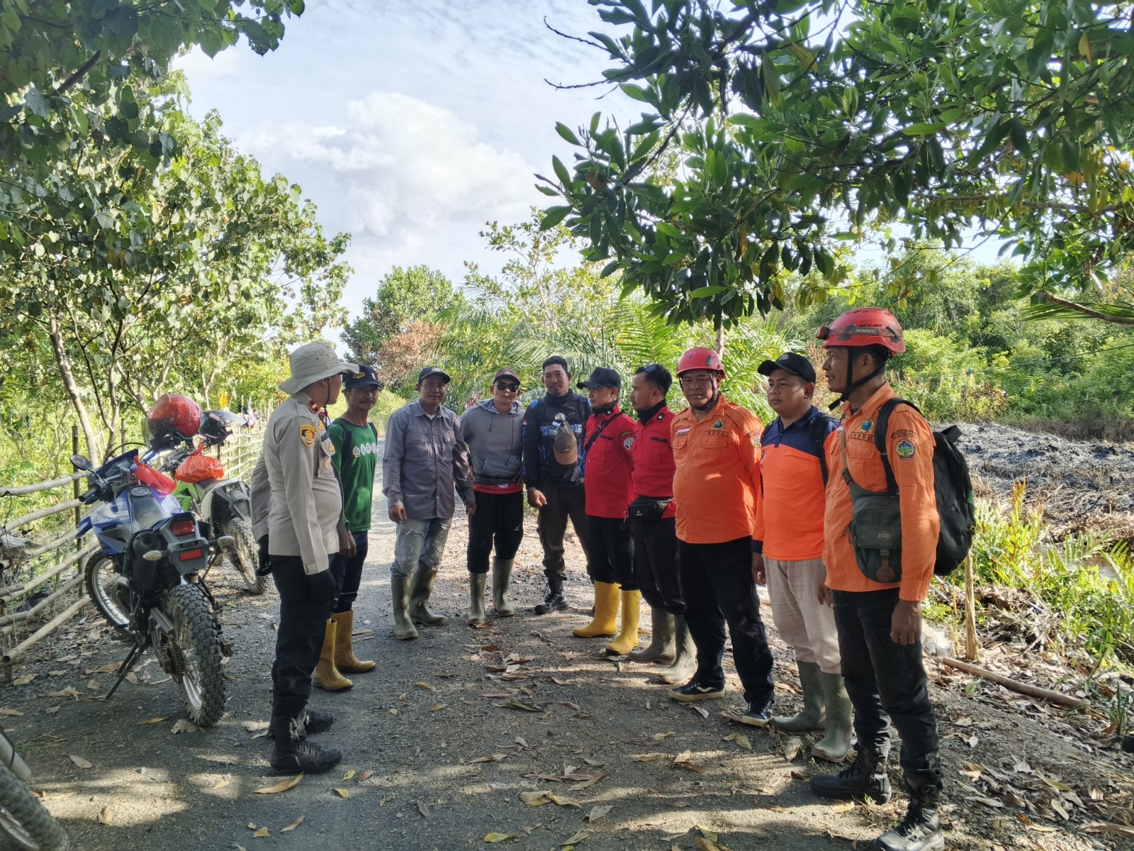 TITIK API : Tim Gabungan saat melakukan pengecekan ditemukannya titik api di Dusun Kamboja Baru, Desa Kamboja, Kecamatan Pulau Maya, Kabupaten Kayong Utara, Kalimantan Barat Selasa (20/01).