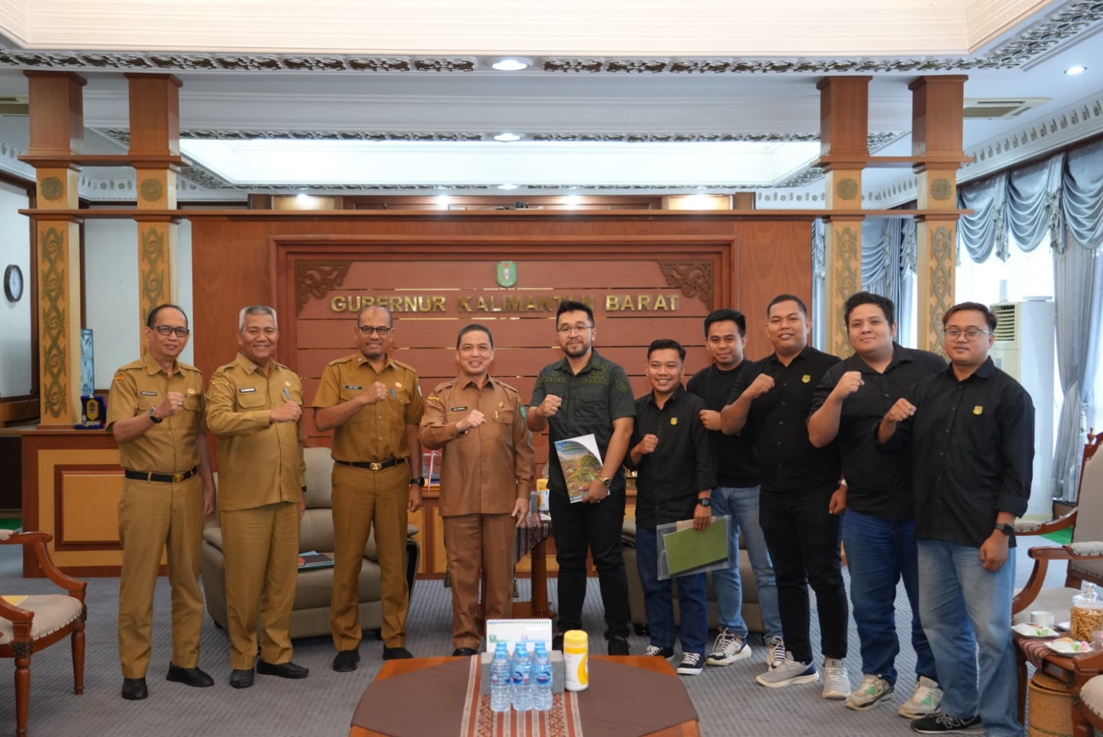 AUDIENSI: Gubernur Ria Norsan dan kepala OPD berfoto bersama usai audiensi dengan jajaran pengurus dari Lembaga Investasi Badan Advokasi Penyelamat Aset Negara (Li-Bapan).