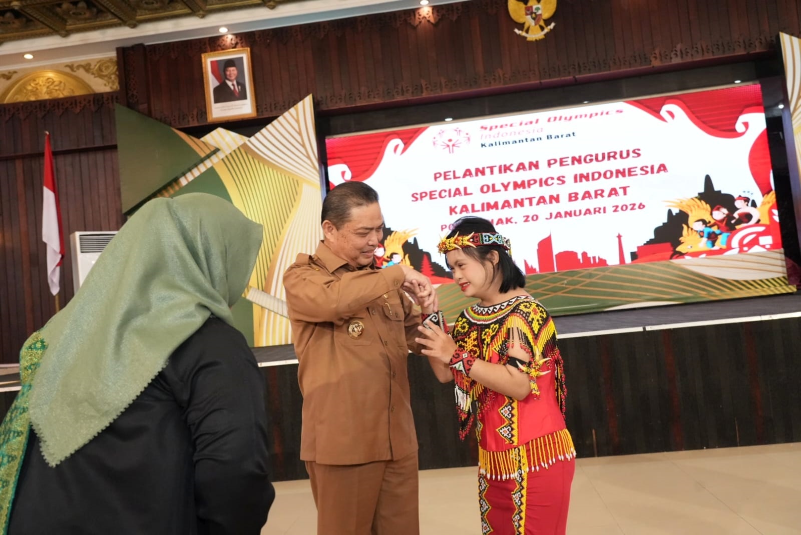 PELANTIKAN: Gubernur Kalbar, Ria Norsan, saat menghadiri pelantikan Pengurus Provinsi Special Olympics Indonesia (SOIna) Kalbar.