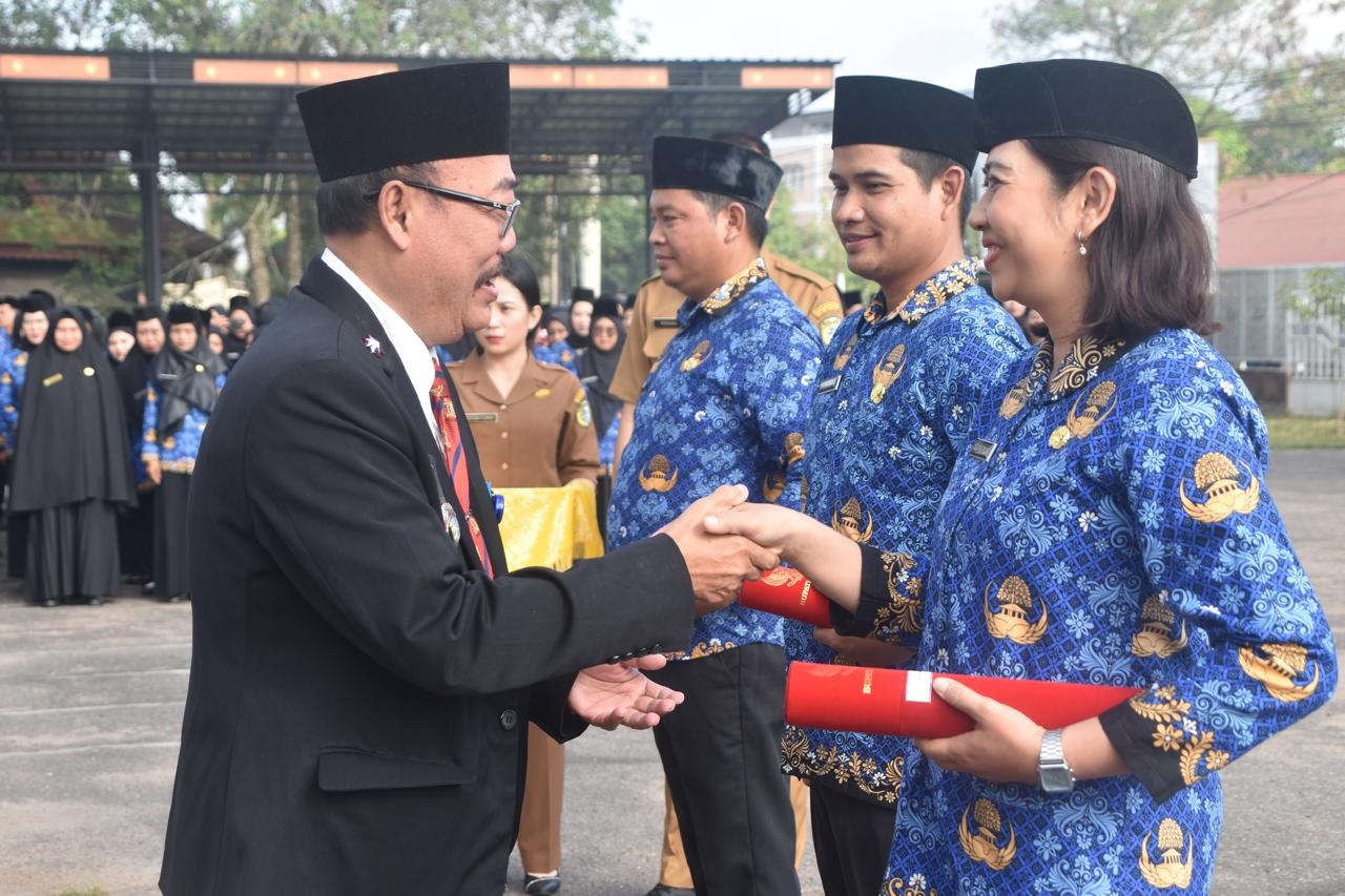 Pemkab Sintang melantik 615 Pejabat Fungsional dari unsur PPPK untuk mengisi kebutuhan aparatur di sektor pelayanan publik.
