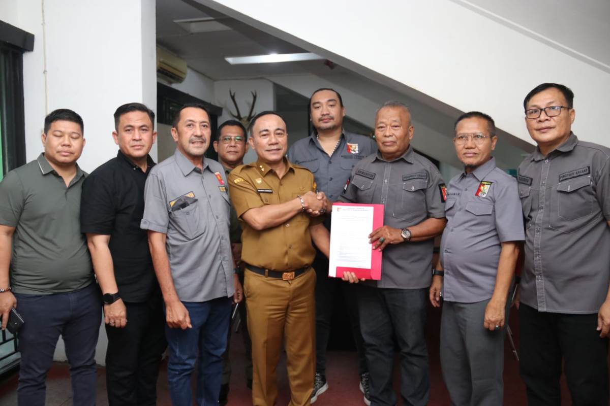 Wagub Kalbar Krisantus Kurniawan menyerahkan berkas pendaftaran bakal calon ketu Pengprov Perbakin Kalbar pada Selasa (20/1).