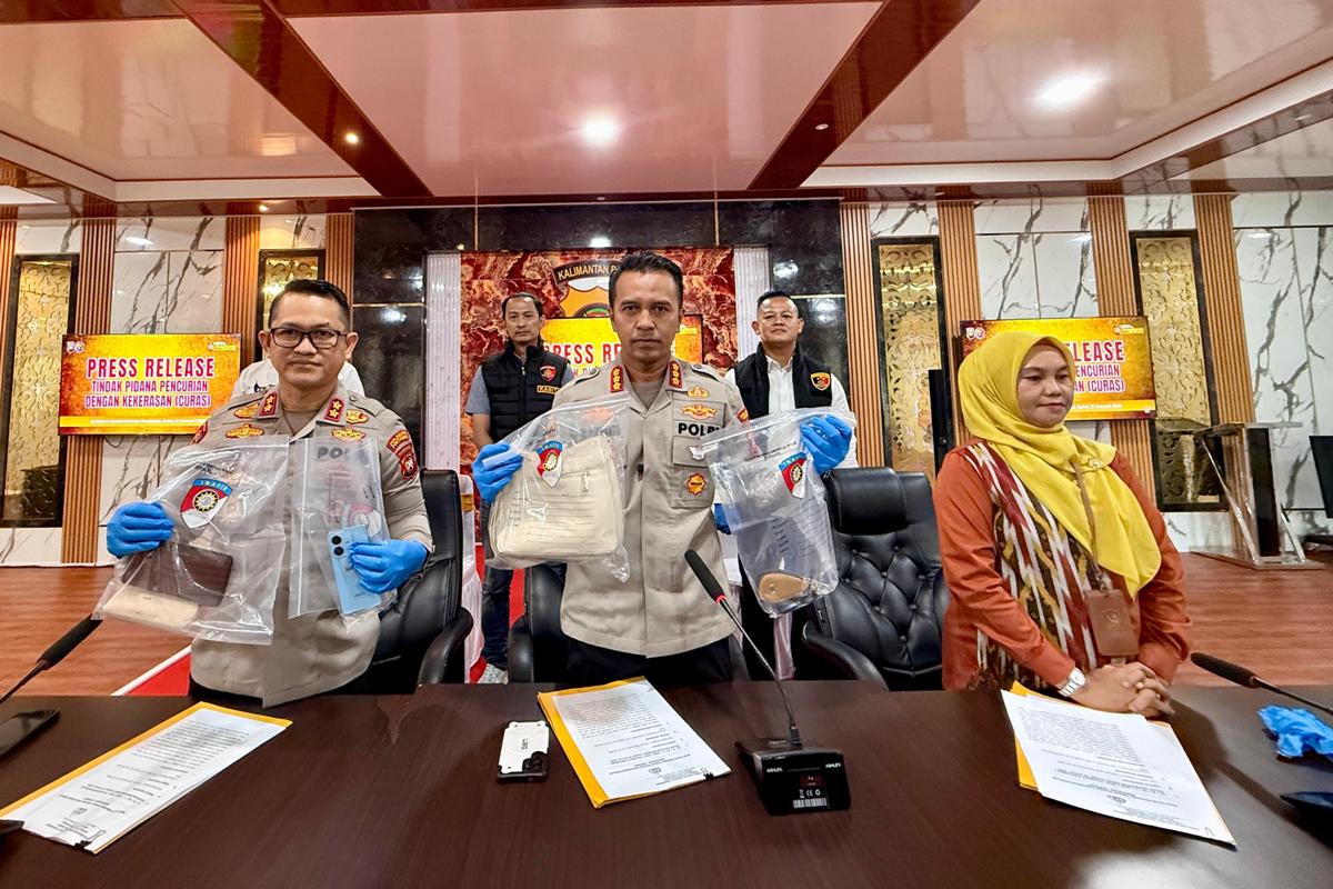 Polresta Pontianak menggelar konferensi pers terkait kasus tindak pidana pencurian dengan kekerasan (curas), Rabu (21/1). Dari hasil pengungkapan diamankan dua orang tersangka anak di bawah umur.