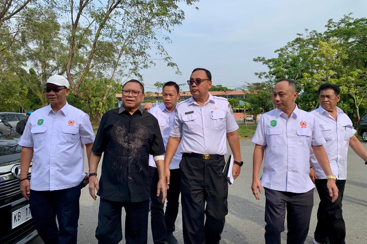 Oesman Sapta Odang menyambangi kantor KONI Kalbar di Pontianak pada Rabu (21/1).
