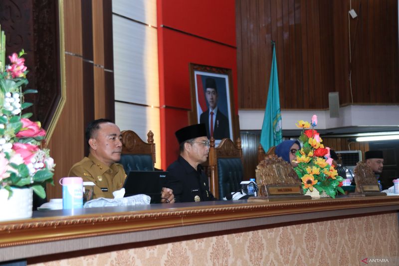 RAPAT PARIPURNA: Gubernur Kalbar, Ria Norsan, bersama Wagub Krisantus Kurniawan, dan Sekda Harisson, menghadiri Rapat Paripurna DPRD Kalbar, Rabu (21/1).