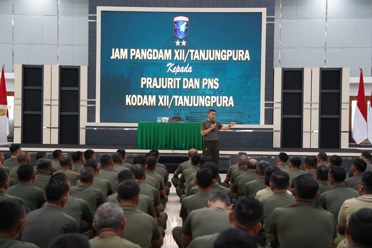 ARAHAN: Pangdam XII/Tanjungpura, Mayjen TNI Novi Rubadi Sugito, memberikan pengarahan kepada prajurit dan PNS TNI di Makodam XII/Tpr, Rabu (21/1) di Aula Sudirman, Makodam XII Tanjungpura.