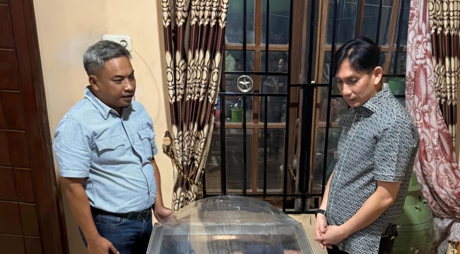 RUMAH DUKA: Tri Margono bersama MV Febrianto melayat ke rumah duka.
