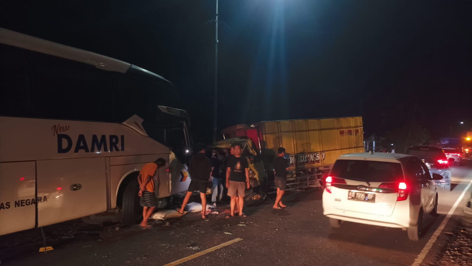 DAMRI : Kondisi bus DAMRI yang terlibat kecelakaan di ruas Jalan Tayan&ndash;Sosok, Kecamatan Tayan Hilir, Kabupaten Sanggau, Rabu (21/1) dini hari.