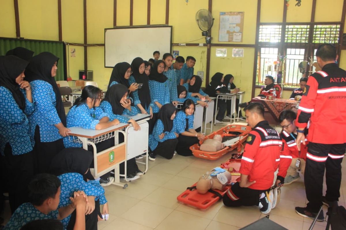 Tim ERG ANTAM Sambangi SMAN 1 Tayan Hilir, bekali siswa keterampilan pertolongan pertama, Selasa (20/1).