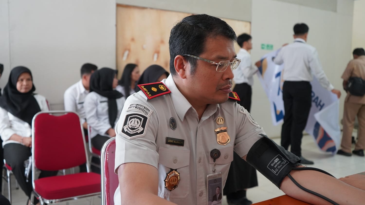 DONOR : Kepala Kantor Imigrasi Kelas III TPI Putussibau saat melakukan donor darah.