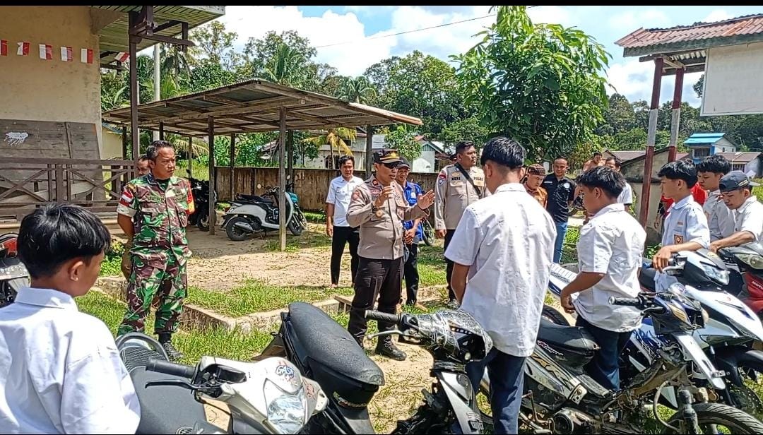 PENERTIBAN : Anggota Polsek Boyan Tanjung melakukan penertiban motor knalpot Brong di SMPN 03 Satap Desa Sriwangi, Kecamatan Boyan Tanjung.
