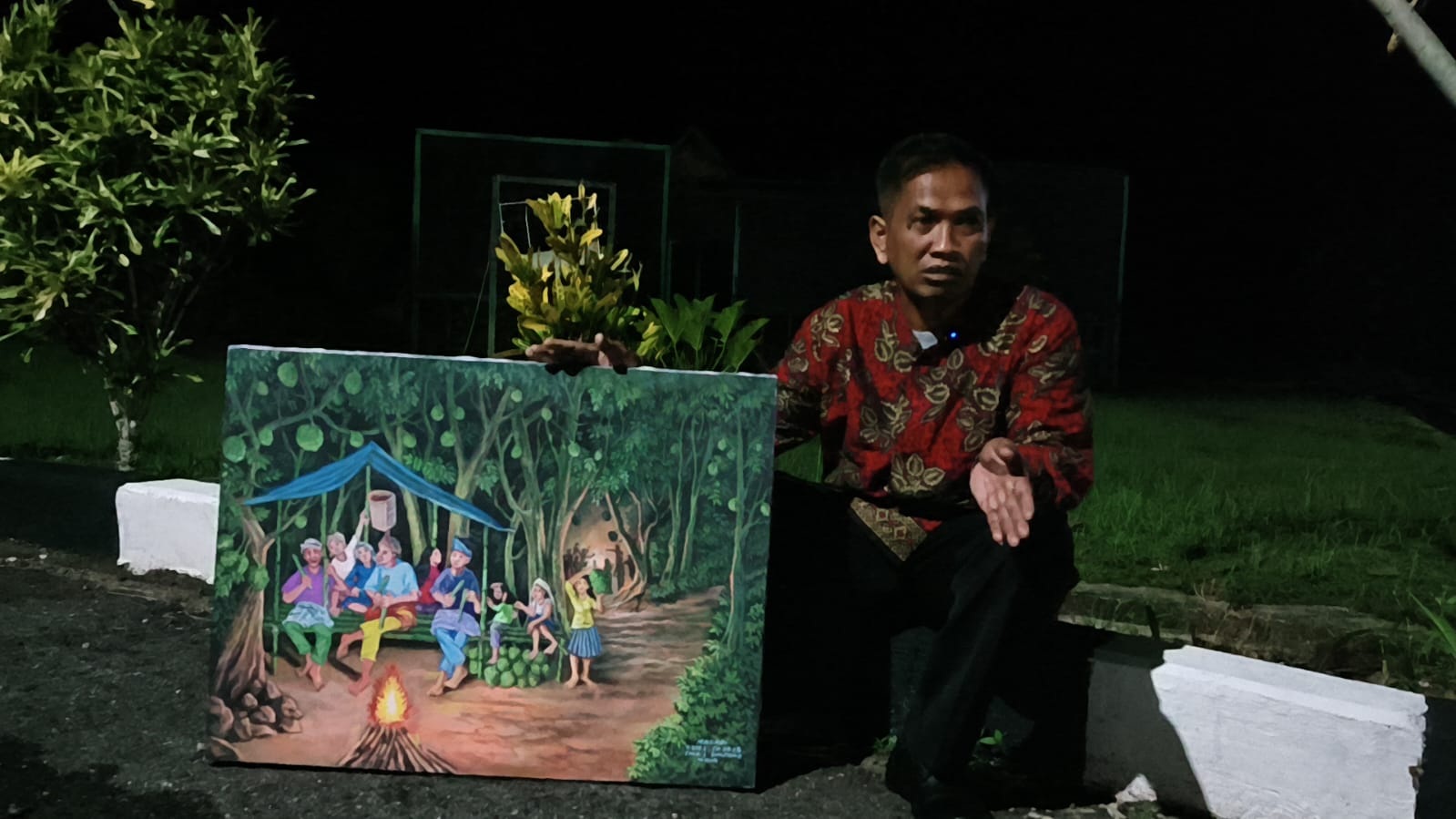 KARYA : Supriyono atau yang akrab disapa Mas Pri sambil menunjukan hasil karya lukisannya.