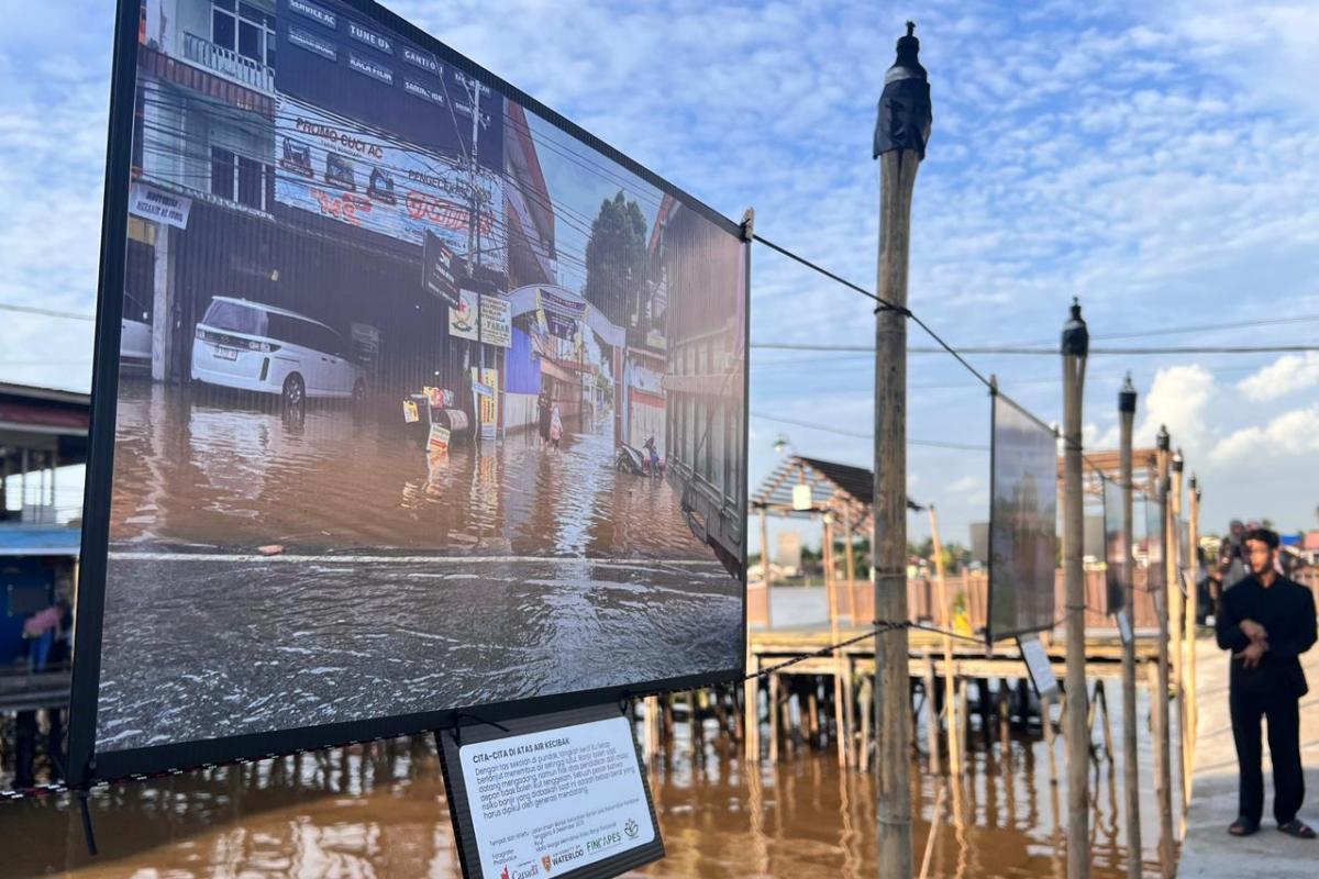 Pengunjung menyaksikan foto yang ditampilkan dalam Pameran Photovoice bertajuk "Mata Warga Memaknai Risiko Banjir Pontianak" Desember 2025 lalu.