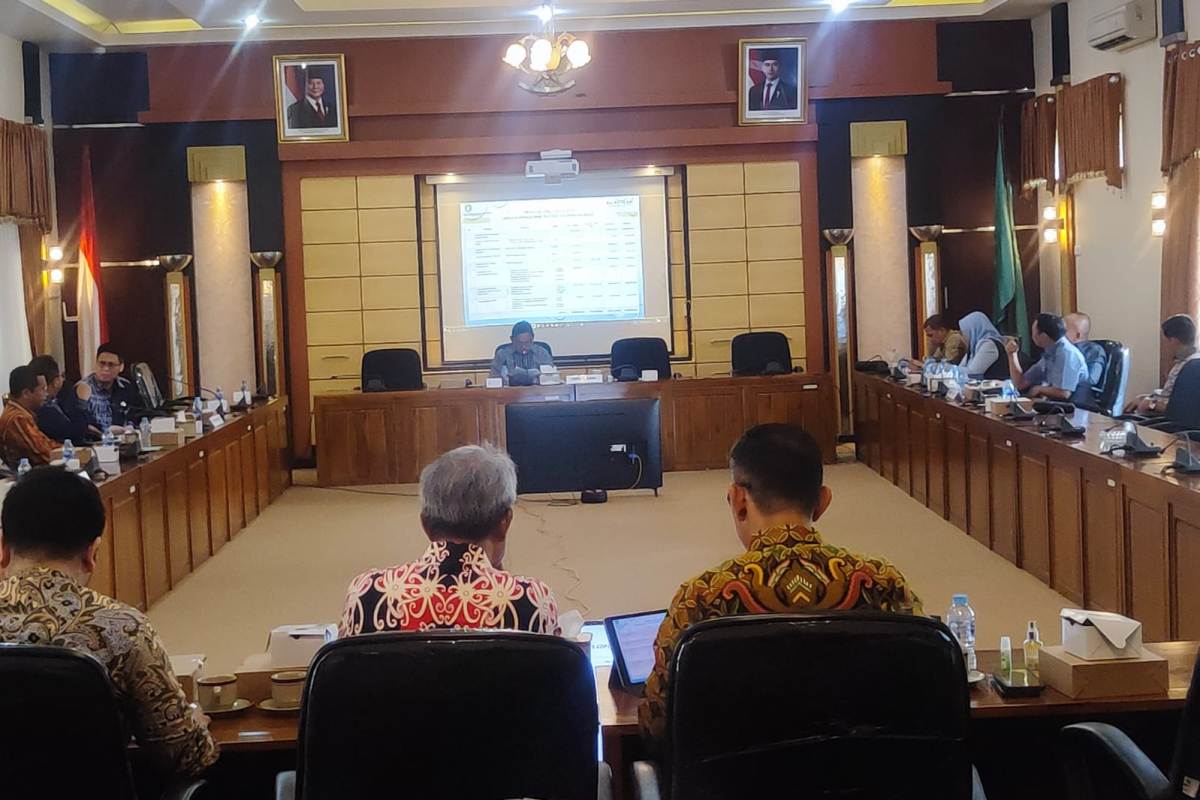 Rapat Komisi 2 bersama beberapa SKPD berlangsung ketat di ruang balairungsari gedung DPRD Kalbar, Kamis (22/1).